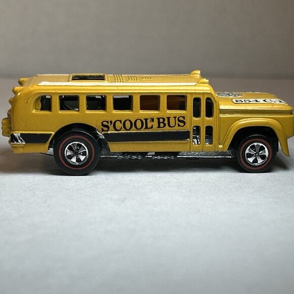 Hot Wheels Redline 1970 S’Cool Bus Yellow Near Mint w/ Button Heavyweights - Picture 8 of 16